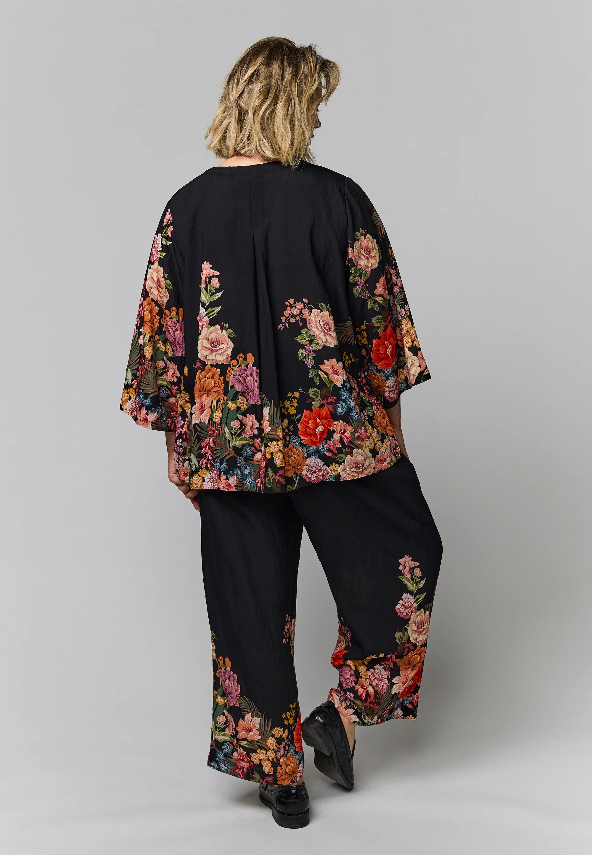 Gozzip Blouse G264002 Black with rose fall board - Image 5