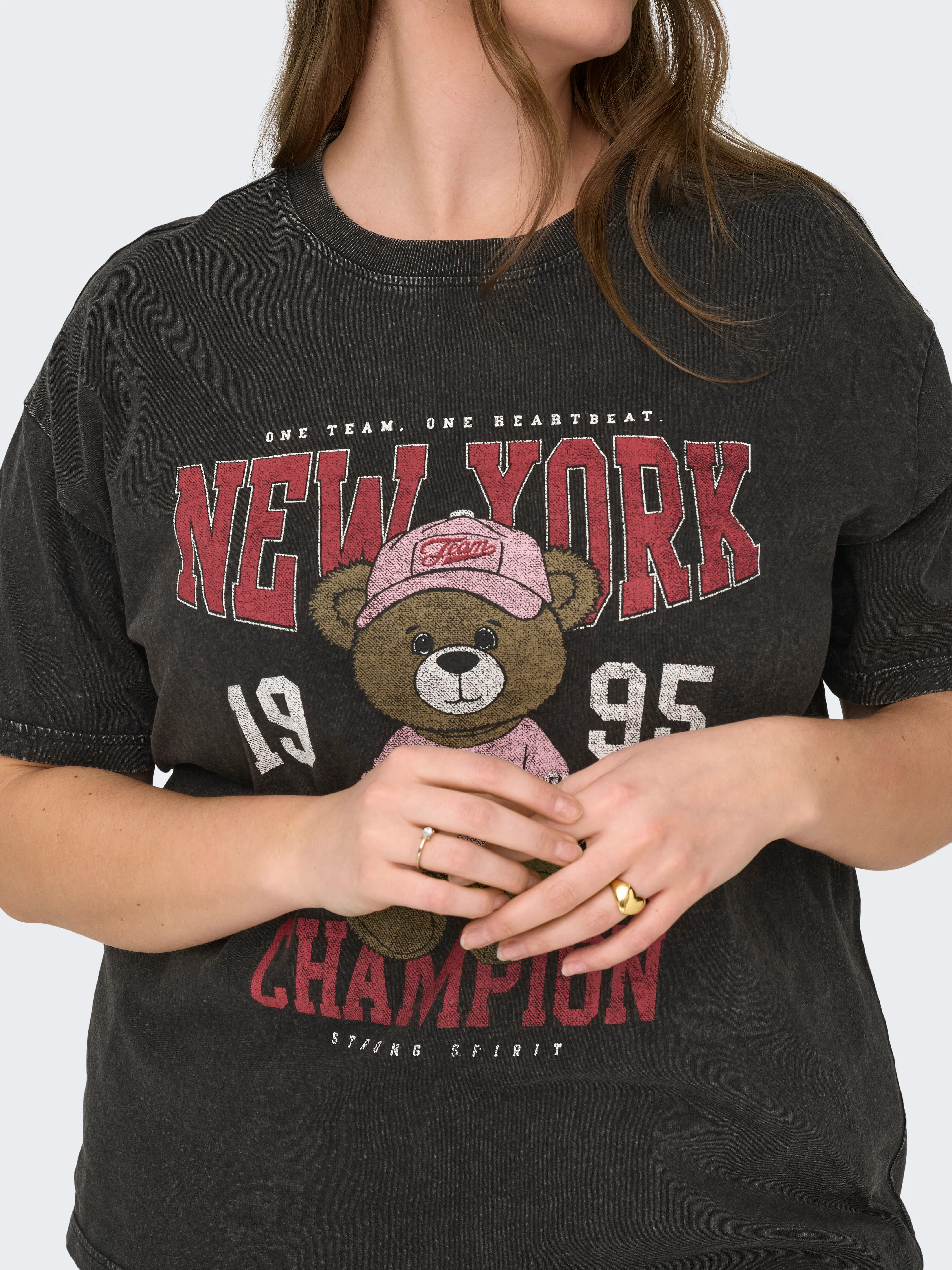 Only Carmakoma LM T-Shirt 15355554 177911009-Black/Teddy newyork 1995 - Image 5
