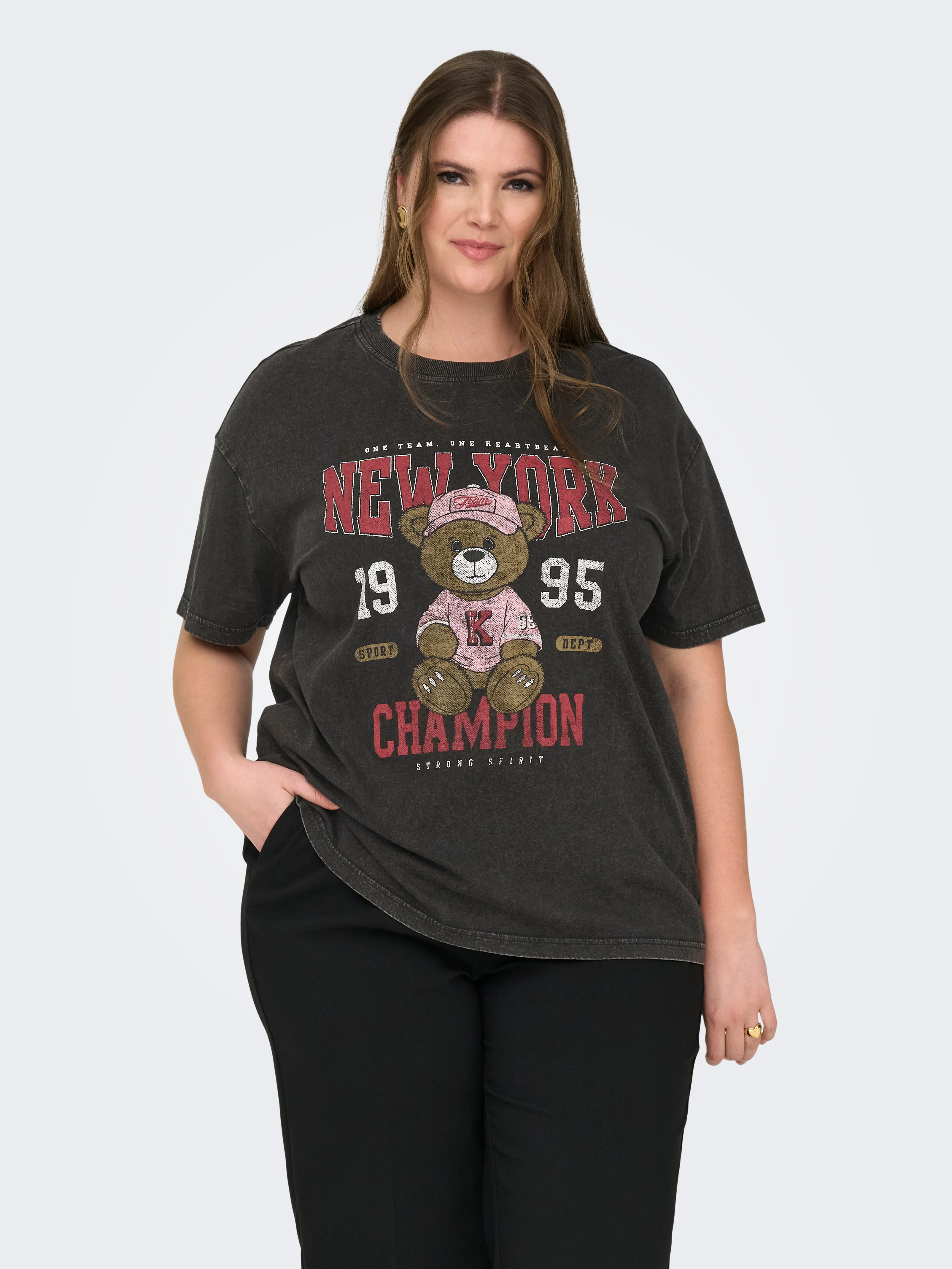 Only Carmakoma LM T-Shirt 15355554 177911009-Black/Teddy newyork 1995 - Image 6