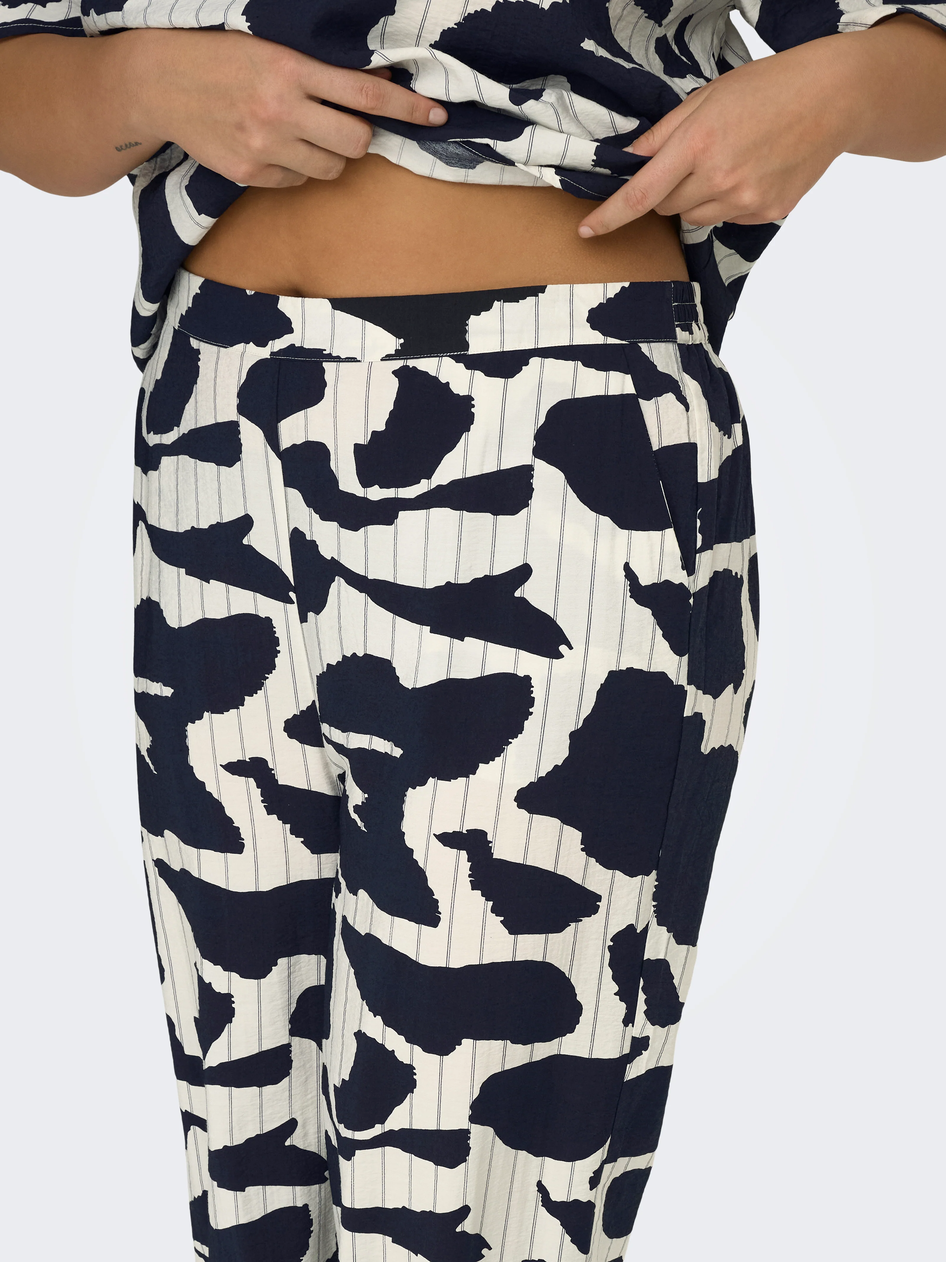 Only Carmakoma PANTALON 15369598 177922001-Cloud Dancer/GRAPHIC ELEMENTS - Image 40